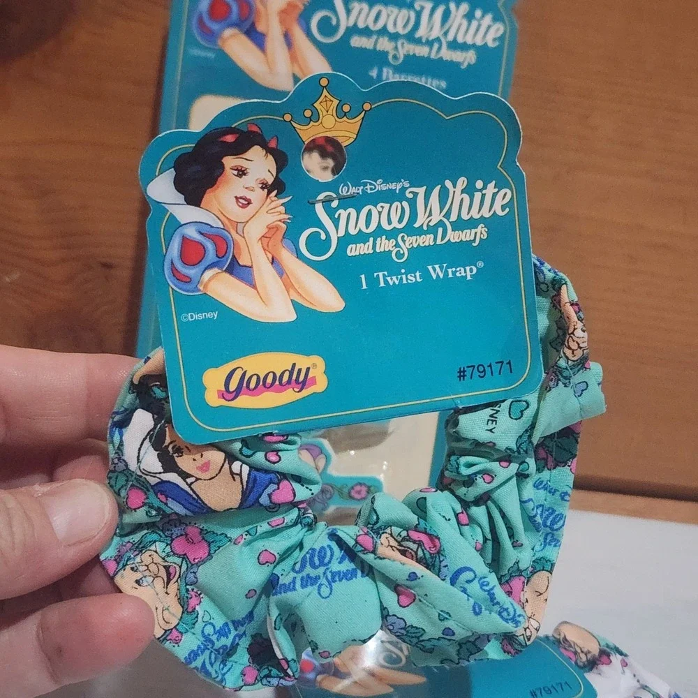 Walt Disney NWT Snow White 7 Seven Dwarfs Vintage Barrettes & 2 Scrunchies Wraps